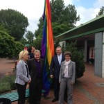 Sportausschuss und Innensenator hissen die Regenbogenflagge
